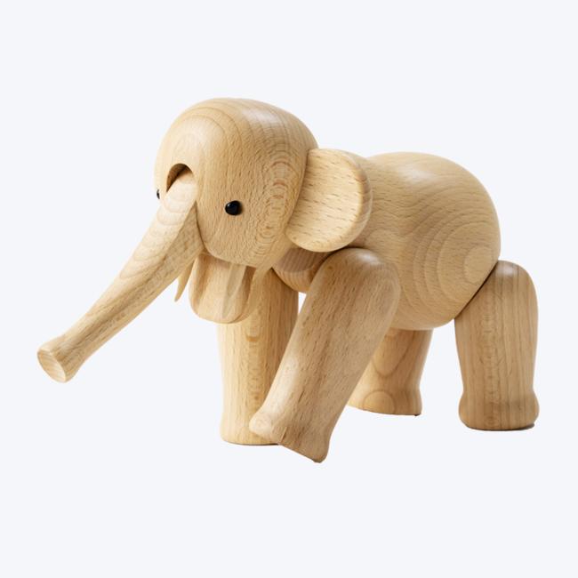 Kreativt design laver originale træfarvede elefantpynt